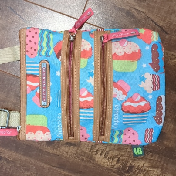 Lily bloom cupcakes crossbody 🧁 - Picture 2 of 5